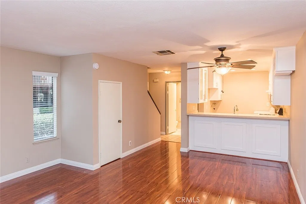 2 bed, 1.5 bath, 1000 sqft, $3,050 — Photo 2