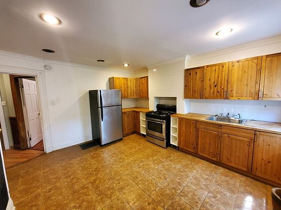 5th image of 564 Putnam Ave #1