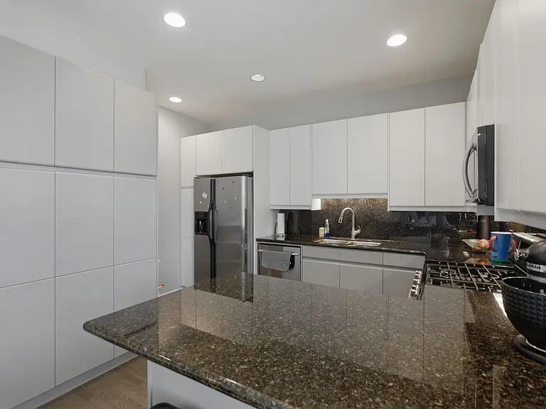 623 W Barry Ave #1 — Photo 8