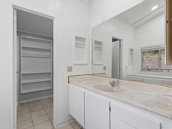 5th image of 353 Millpond Dr #353