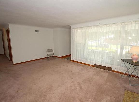 3rd image of 601 W Arlee Ave