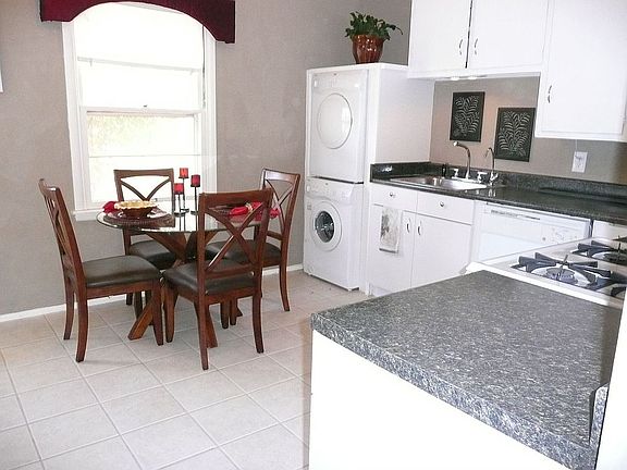 Large eat-in kitchen w/tile flooring