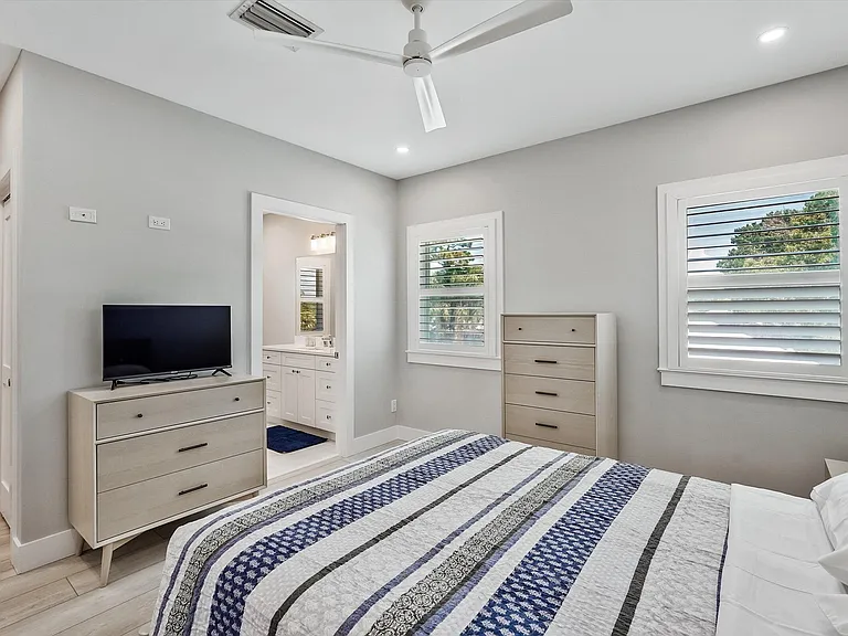 425 Hugh St — Photo 30