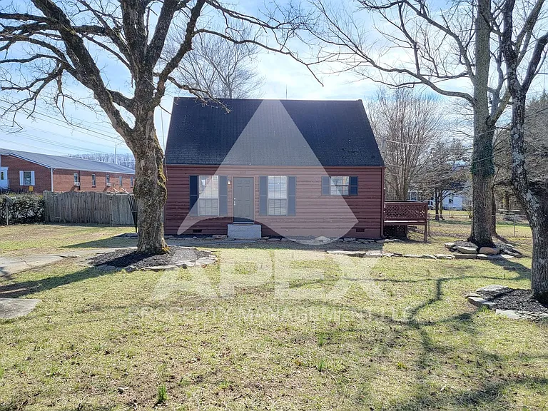 2028 Woodrow Dr — Photo 3