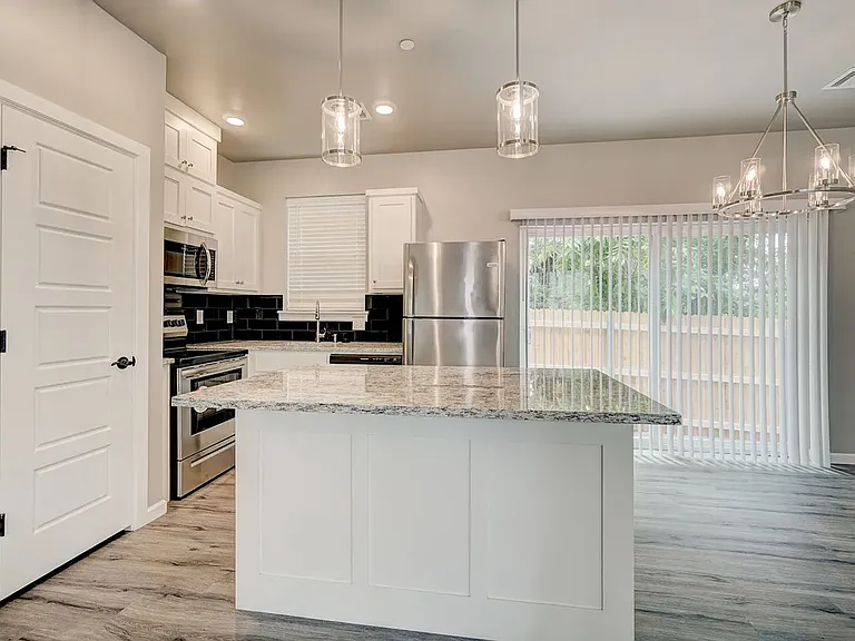 1138 N Blackwelder Ave #1 — Photo 4