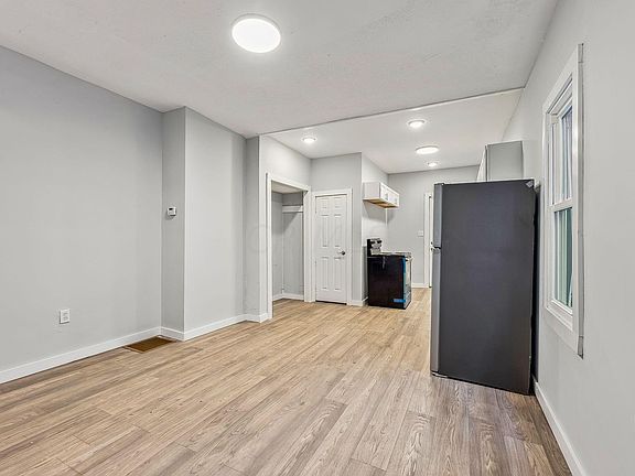 5th image of 104 N Guilford Ave