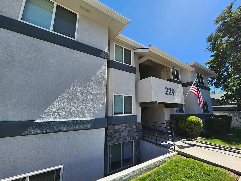 Cobblestone Court Apartments — Photo 7