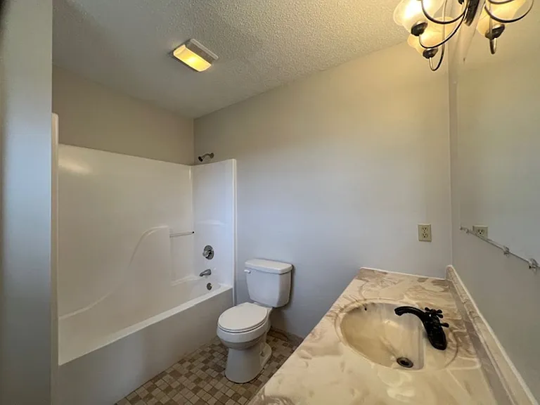1403 Broadview Cir — Photo 14