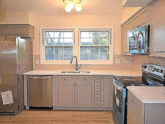 4th image of 790 Silver Rock Ln