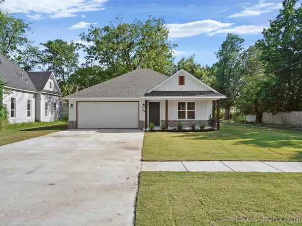 308 SE 2nd St, Pryor, OK 74361