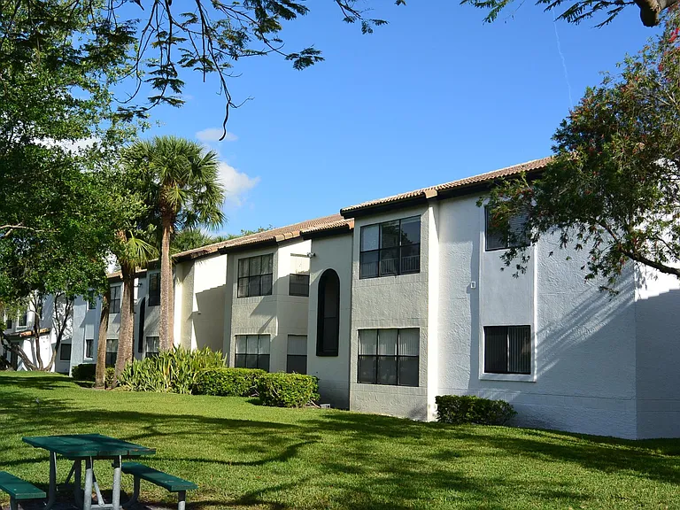 Innovo Living on Sunrise — Photo 16