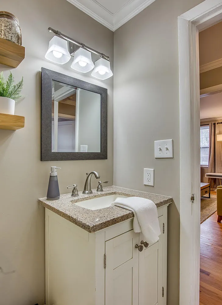 2 bed, 918 sqft, $2,449 — Photo 2