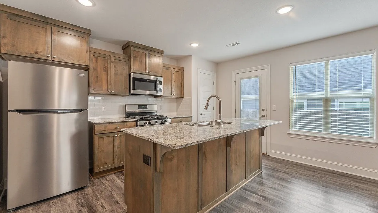 3 bed, 2.0 bath, 1360 sqft, $1,645 — Photo 4