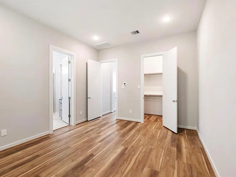 604 Thornton Oaks Ln #B — Photo 14