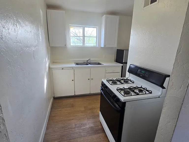 2245 S 6th Ave — Photo 6