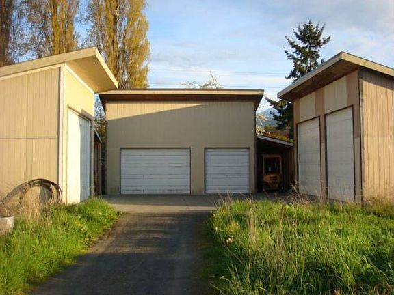 3 Stoage/Garage Bays