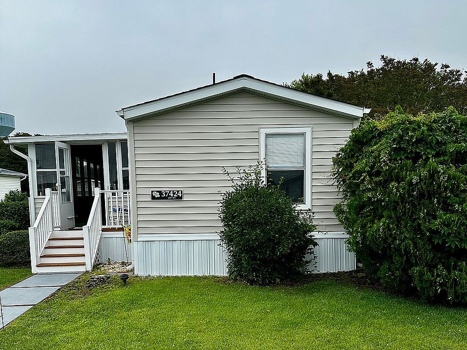 Front with 10x36 porch