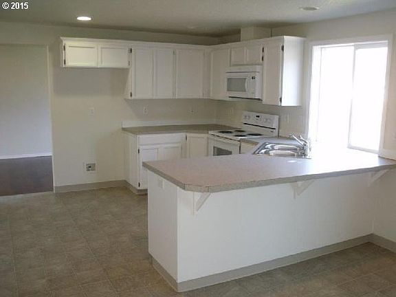 5th image of 7418 NE 64th Cir