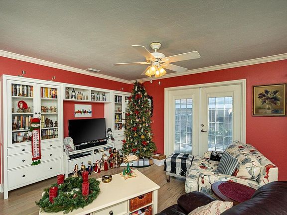 5th image of 112 Gardenia Avenue