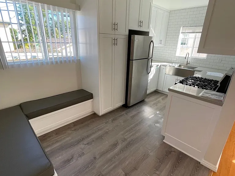 1433 Yale St #E — Photo 6