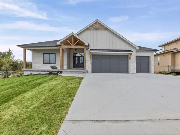 4374 Tee Box Dr, Basehor, KS 66007