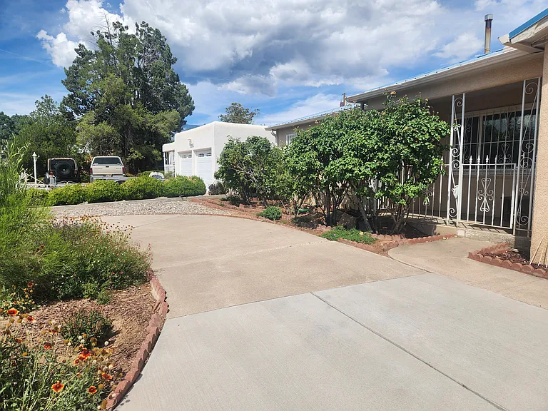 9900 Chapala Dr NE — Photo 2