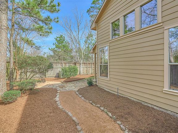 3rd image of 22 Douvaine Ct