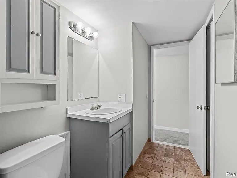 162 Princeton Dr — Photo 15
