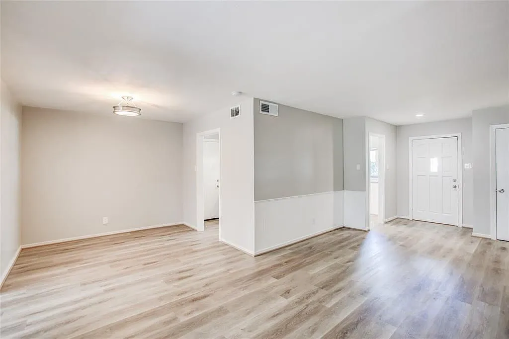 3 bed, 2.0 bath, 1404 sqft, $2,000 — Photo 2