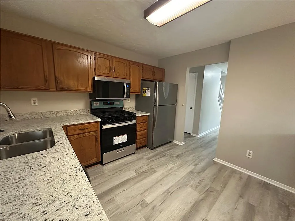 3 bed, 2.5 bath, 1575 sqft, $2,095 — Photo 3