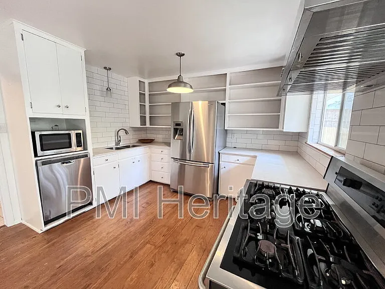 1139 N Sunset Dr — Photo 4