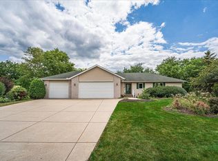 1060 Dennis St S, Maplewood, MN 55119