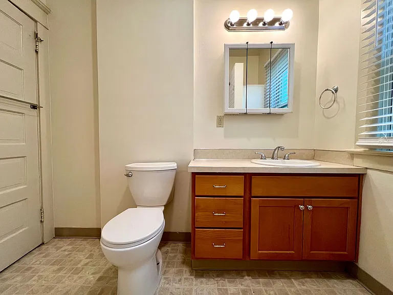 Stunning Vintage 2 Bed 1 Bath in NW 23rd! — Photo 12