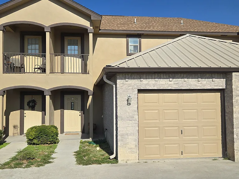 313 Ama Caro Dr #C — Photo 2