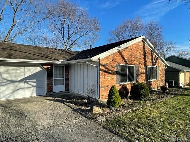 3 bed, 2.0 bath, 1301 sqft, $2,100 — Photo 3