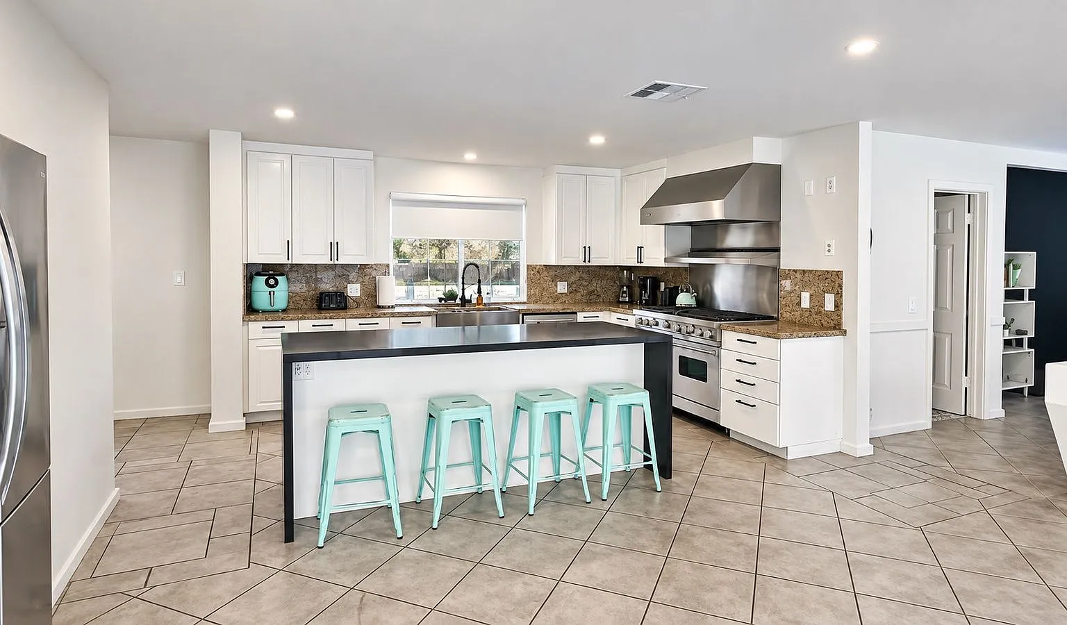 3 bed, 4.0 bath, $7,000 — Photo 2