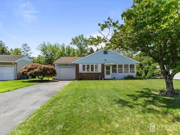17 Columbine Cir, Toms River, NJ 08755