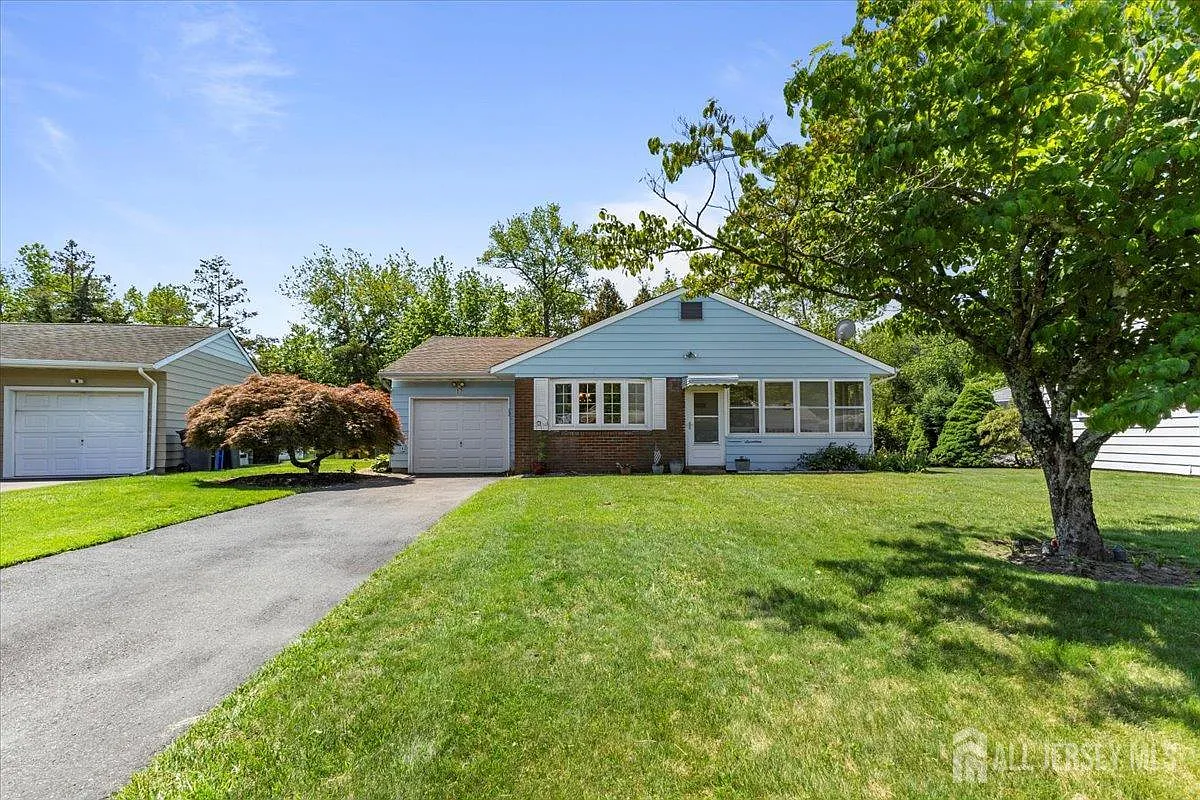 17 Columbine Cir photo 1