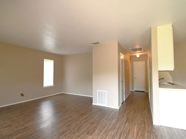 201 Parklane Dr — Photo 3