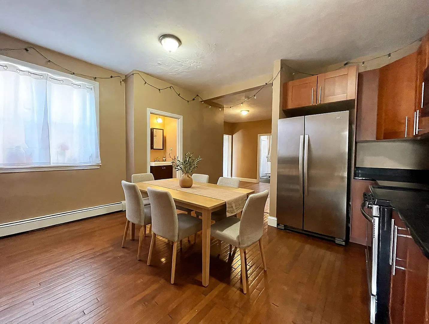 XL Modern & Sunny Apt near T! Perfect for BU students and working pros alike! — Photo 2