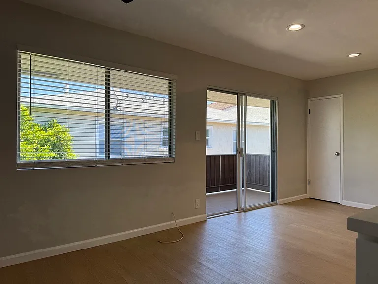 1107 E 3rd St #8 — Photo 13