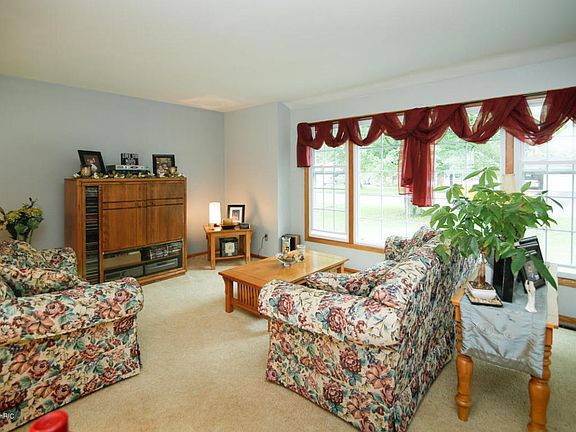 3rd image of 685 Knollwood Dr