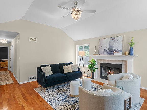 3rd image of 231 E Fullerton Ave