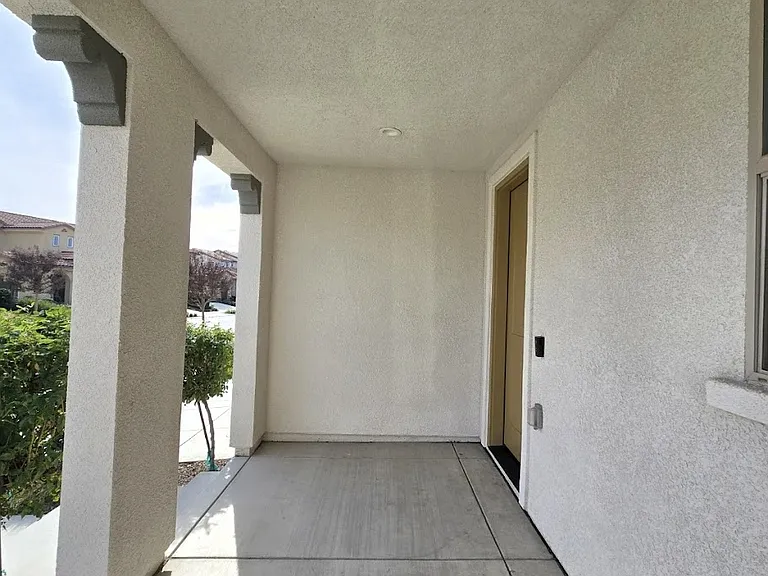 4324 Vineyard Dr — Photo 2