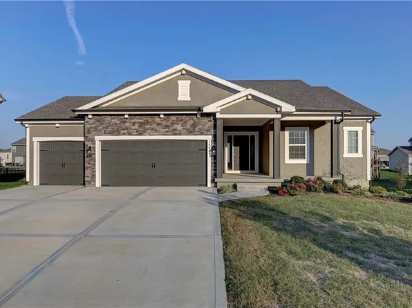 18907 Skyview Ln, Spring Hill, KS 66083