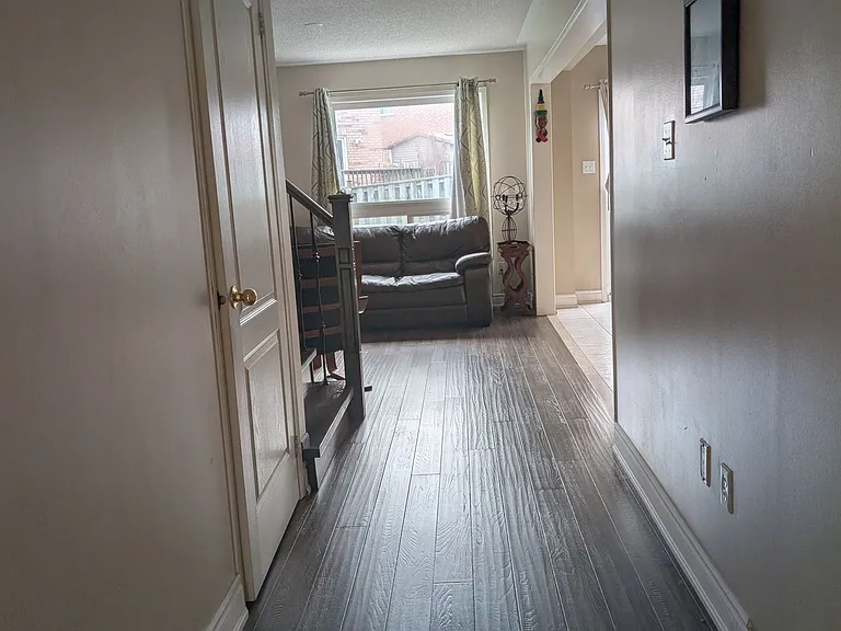 24 Farthingale Cres — Photo 4