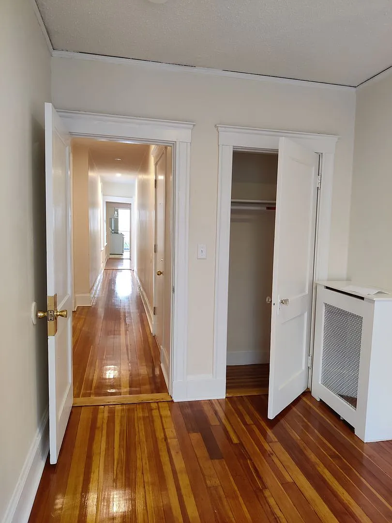 No Brokers fee, Large Renovated Unit in Allston. 4 bed. 2 Full Bathrooms. Central Heat, Laundry, ... — Photo 4