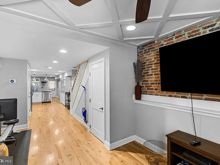 601 S Rose St — Photo 13