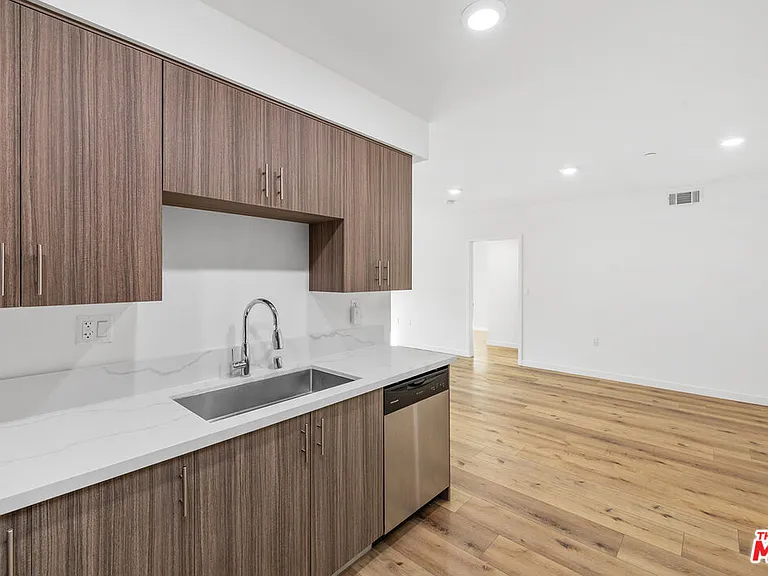 5229 Willowcrest Ave #307 — Photo 44