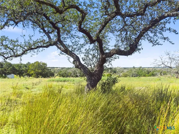 190 Axis Cir, Fredericksburg, TX 78624